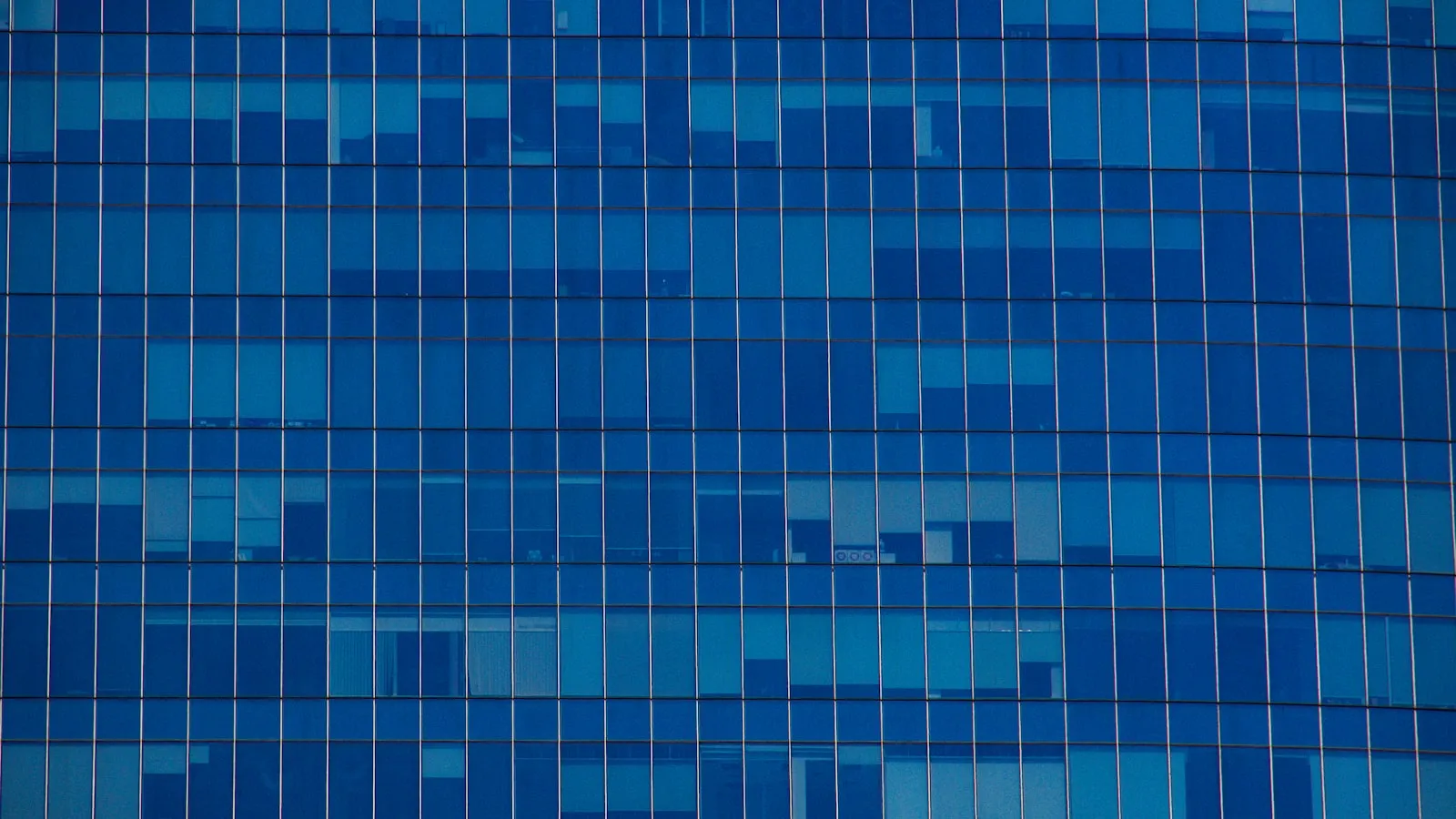 Tela de computador exibindo gráficos de mercado financeiro